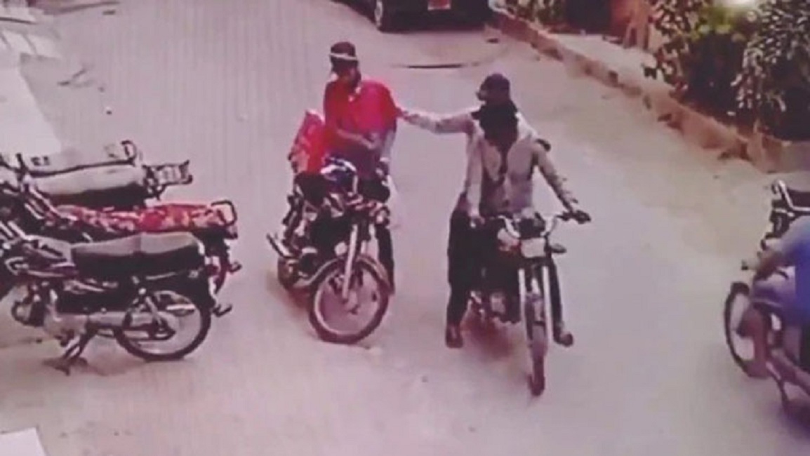 কান্না দেখে ছিনিয়ে নেয়া মালামাল ফিরিয়ে দিলো ছিনতাইকারী! (ভিডিও) কান্না দেখে ছিনিয়ে নেয়া মালামাল ফিরিয়ে দিলো ছিনতাইকারী!