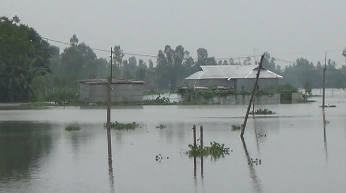 কুড়িগ্রামে বন্যা পরিস্থিতির অবনতি: পানিবন্দী প্রায় দু’লাখ মানুষ