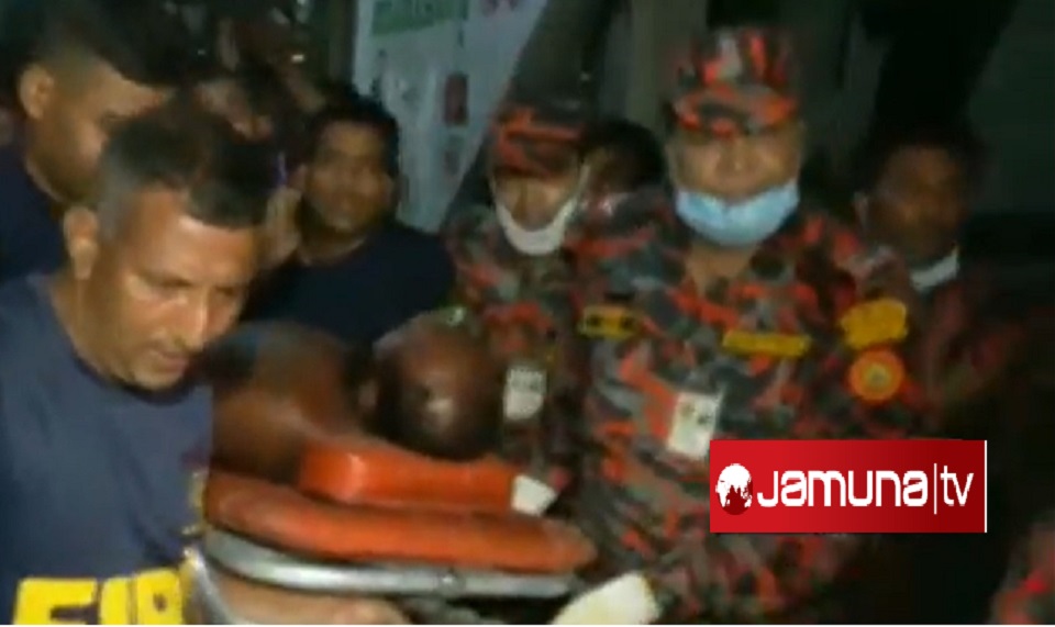 লঞ্চডুবির ১২ ঘণ্টা পর এক যাত্রীকে জীবিত উদ্ধার!