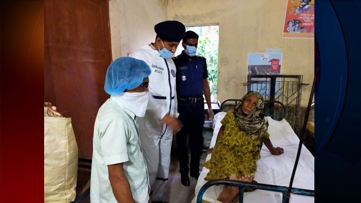 বৃদ্ধাকে সড়কে ফেলে গেলো স্বজনরা, উদ্ধার করলো পুলিশ