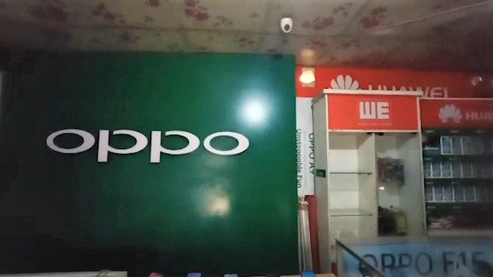 শোরুমের তালা কেটে ৪০ লাখ টাকার স্মার্টফোন চুরি