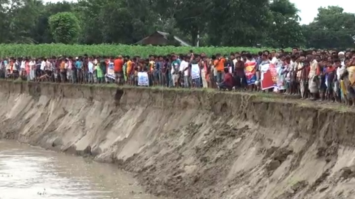 ব্রহ্মপুত্রে বাঁধ নির্মাণের দাবিতে মানববন্ধন