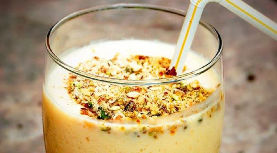 গরমে স্বস্তি পেতে চিড়ার লাচ্ছি