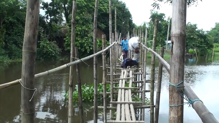 বারহাট্টায় সেতুর অভাবে দুর্ভোগ পোহাচ্ছেন লক্ষাধিক মানুষ