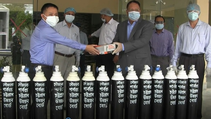 তিন পার্বত্য জেলার স্বাস্থ্য বিভাগে ৪৫টি অক্সিজেন সিলিন্ডার বিতরণ