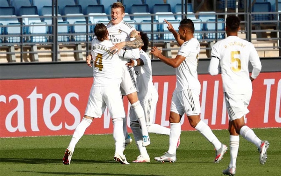 জয় দিয়ে লিগ শিরোপার দৌড়ে ধরে রাখলো রিয়াল