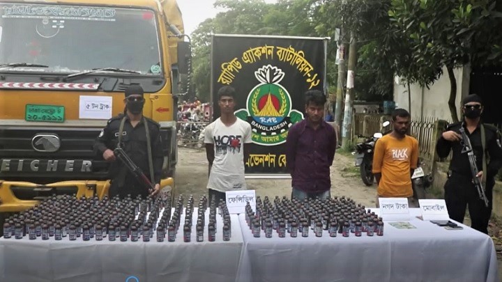 টাঙ্গাইলে বিপুল পরিমাণ ফেন্সিডিলসহ ৩ মাদক ব্যবসায়ী গ্রেফতার