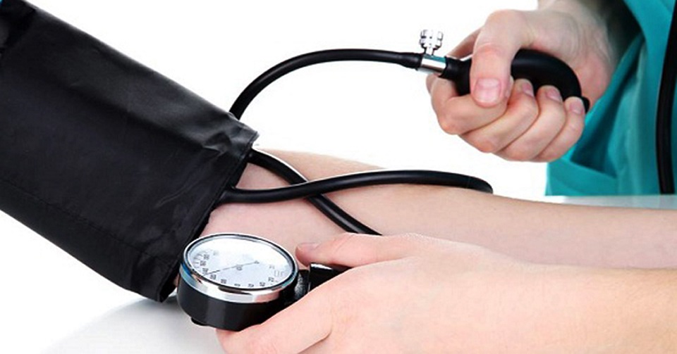 হঠাৎ প্রেসার বেড়ে বা কমে গেলে কি করবেন ?