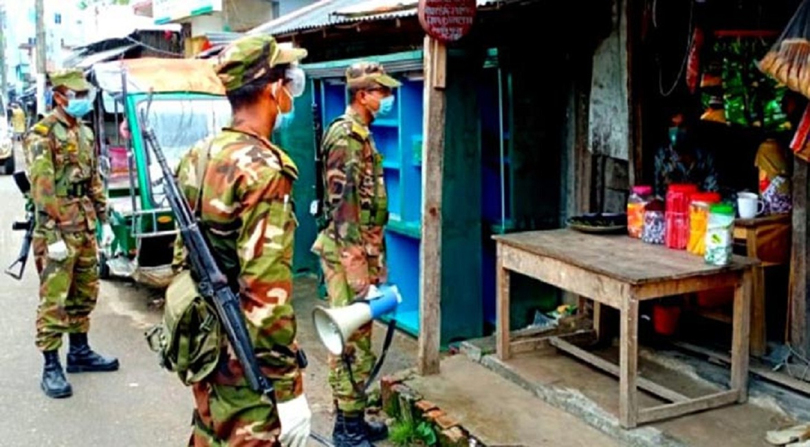 লকডাউন নিশ্চিত করতে পূর্ব রাজাবাজারে জোরদার হচ্ছে সেনাটহল টহলরত সেনাসদস্যরা। ছবি- আইএসপিআর।