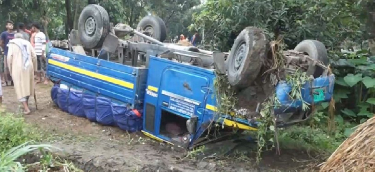 ট্রাকের চাকায় পিষ্ট হয়ে ২ জনের মৃত্যু