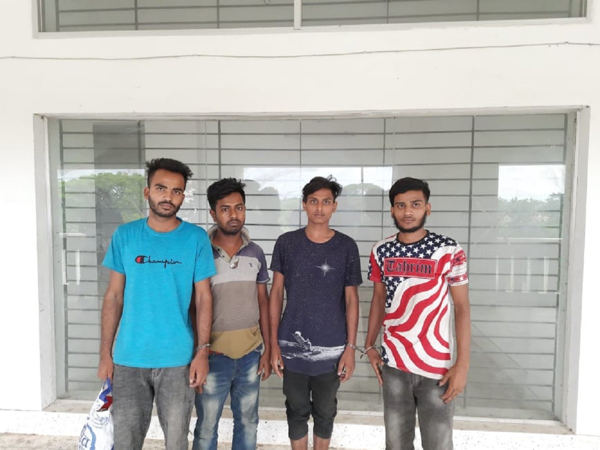 প্রেমের ফাঁদে ফেলে মুক্তিপণ আদায়, গ্রেফতার ৪ প্রেমের ফাঁদে ফেলে মুক্তিপণ আদায়, গ্রেফতার ৪