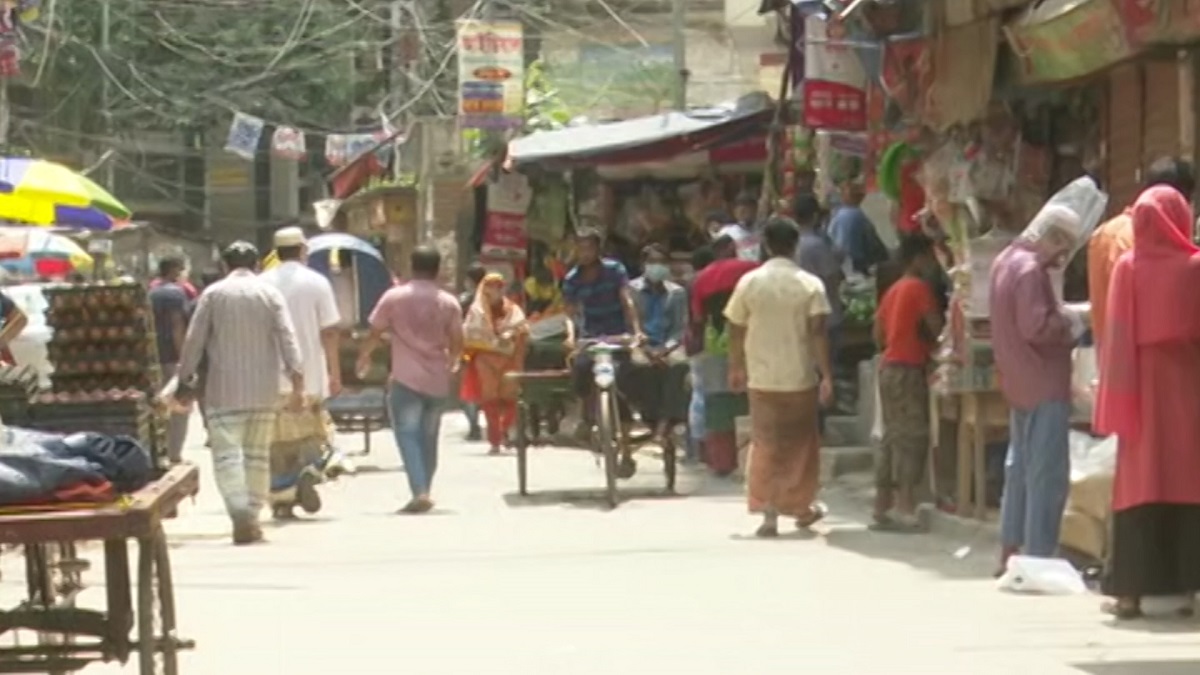 কড়াকড়িতে পূর্ব রাজাবাজারের দ্বিতীয় দিনের লকডাউন