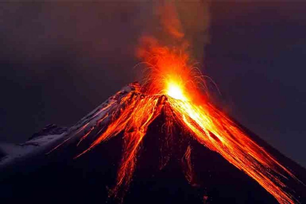 ইকুয়েডরের একটি আগ্নেয়গিরিতে অগ্নুৎপাত