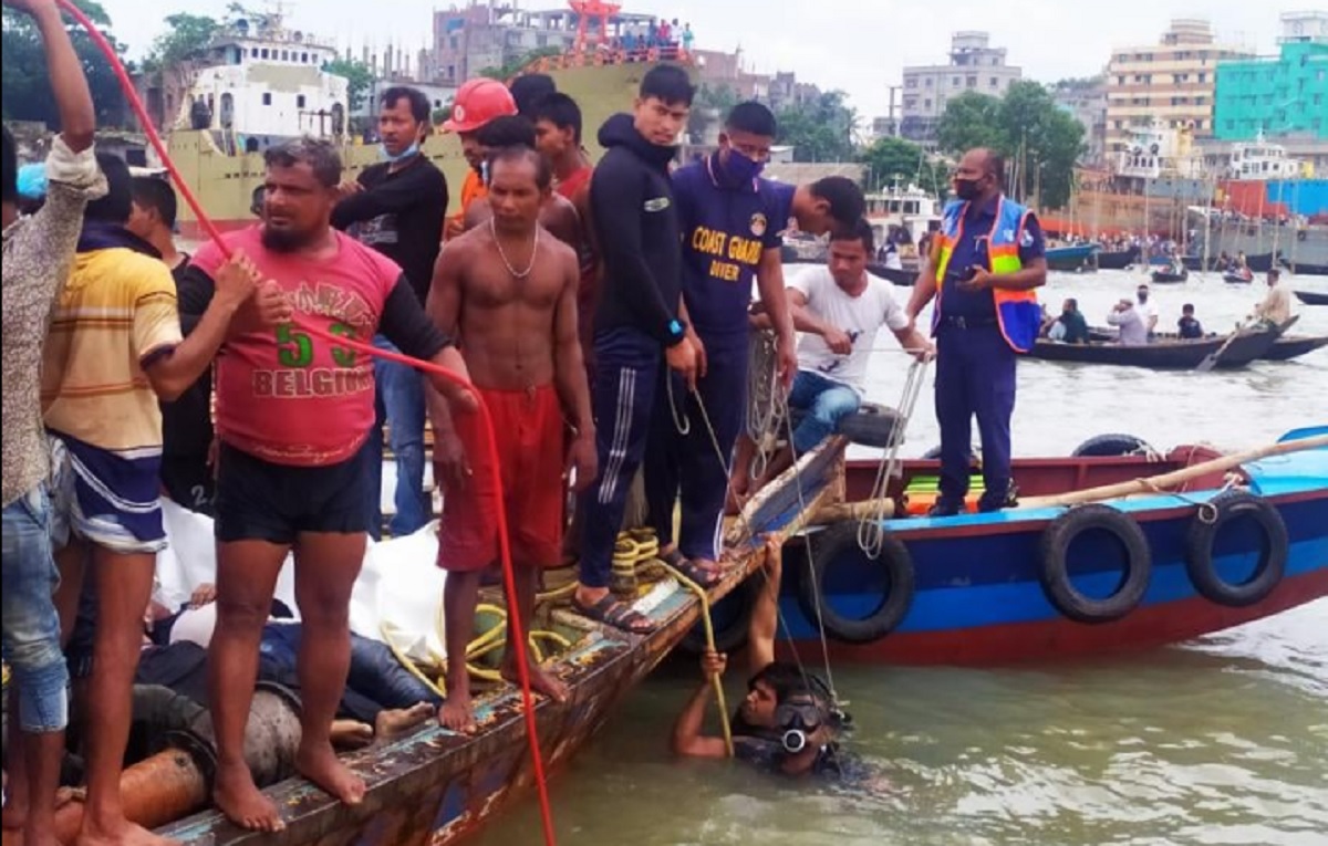 অর্ধশতাধিক যাত্রী নিয়ে বুড়িগঙ্গায় লঞ্চডুবি, ৩২ জনের মরদেহ উদ্ধার