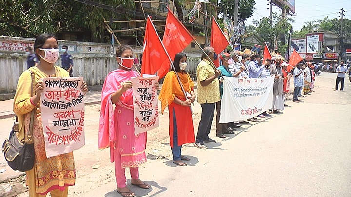 বাসভাড়া বৃদ্ধির সিদ্ধান্ত বাতিলের দাবিতে বগুড়ায় মানববন্ধন