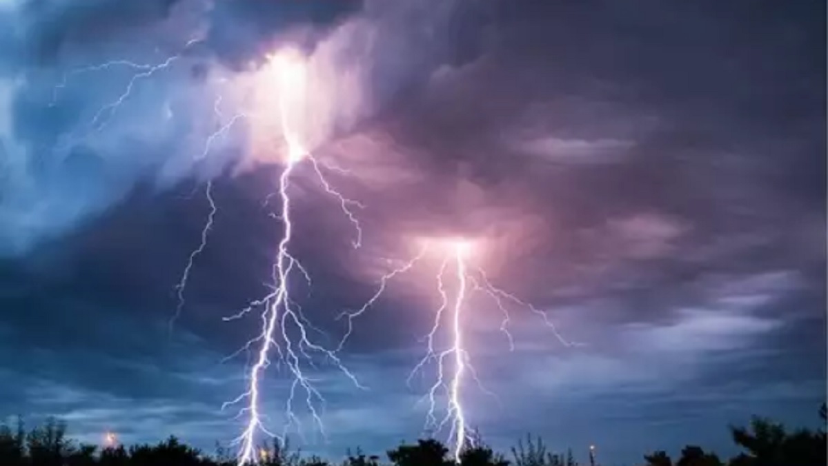 হবিগঞ্জে ছেলেকে আনতে গিয়ে বজ্রপাতে বাবার মৃত্যু