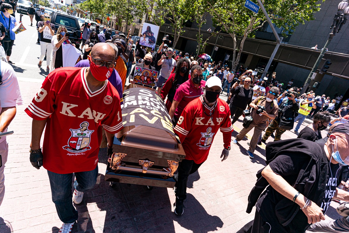 মৃত্যুর ১৫ দিন পর সমাহিত করা হলো ফ্লয়েডকে