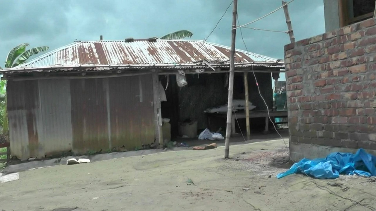 নাটোরে ইমামের ফতোয়ার শিকার হয়ে একঘরে এক পরিবার