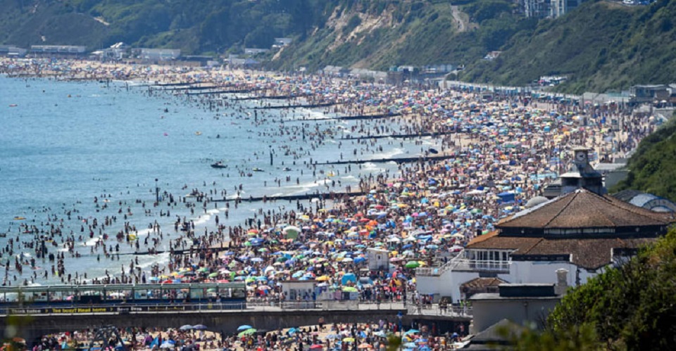 স্বাস্থ্য-বিধিকে তোয়াক্কা না করে সৈকতে হাজারও মানুষের ঢল