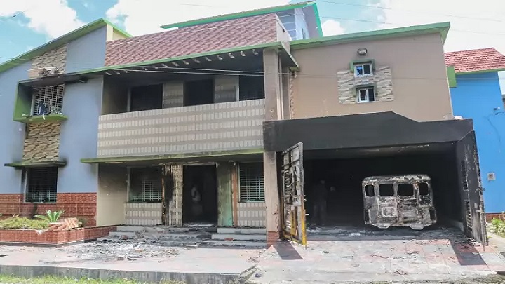 মুহুর্মুহু গুলি আর আগুনে থমথমে খুলনার মশিয়ালী গ্রাম