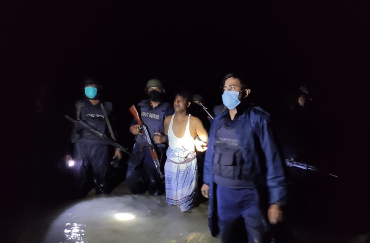 হাতিয়ায় অস্ত্রসহ জলদস্যু আটক হাতিয়ায় অস্ত্রসহ জলদস্যু আটক