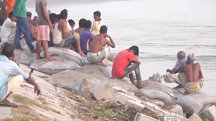 তিস্তার পানি কমলেও ভাঙ্গন আতঙ্কে দিশেহারা মানুষ