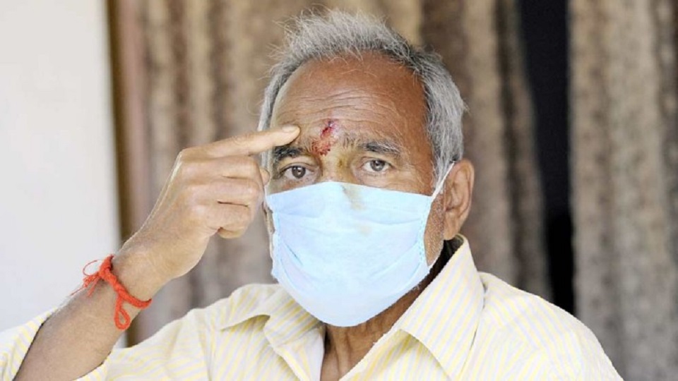 মাস্ক নেই কেন, প্রশ্ন করতেই কপালে ইটের আঘাত!