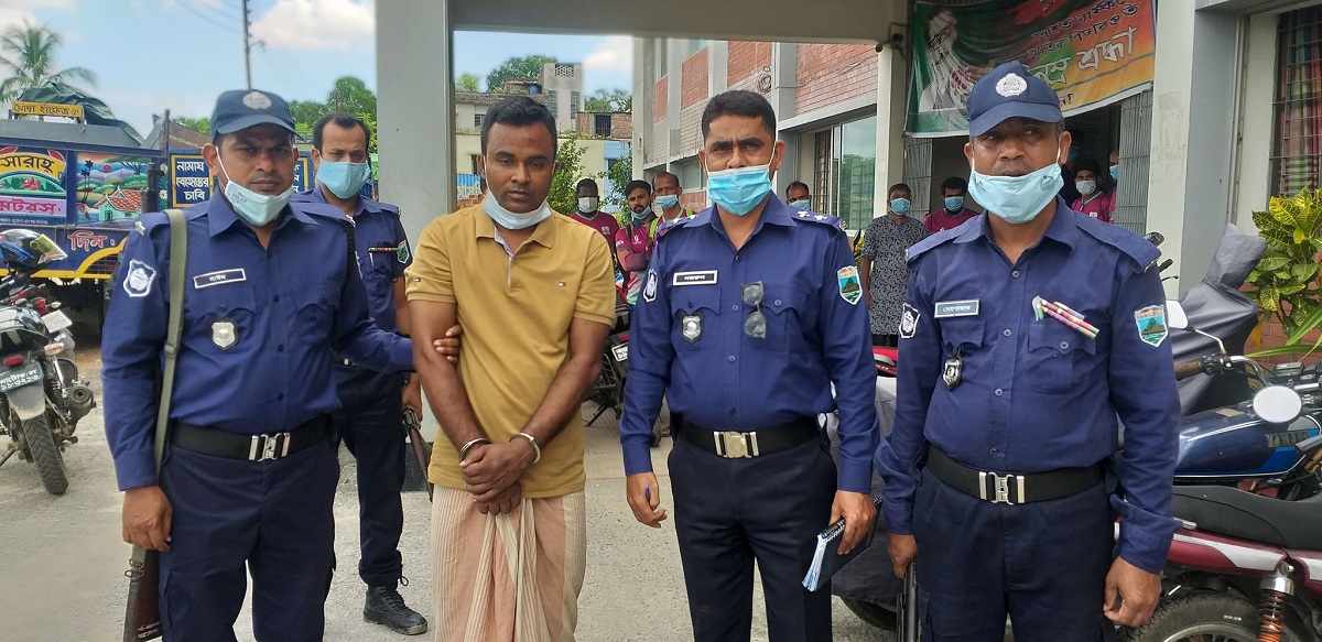 পুলিশ পরিচয়ে ইয়াবা দিয়ে ফাঁসাতে গিয়ে প্রতারক আটক