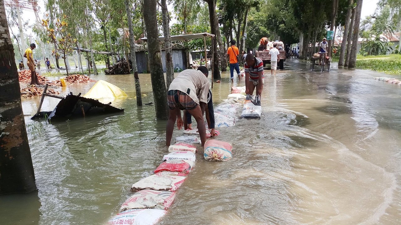 কুড়িগ্রামে ৩ লাখ মানুষ পানিবন্দি: নতুন করে প্লাবিত ৪০ গ্রাম