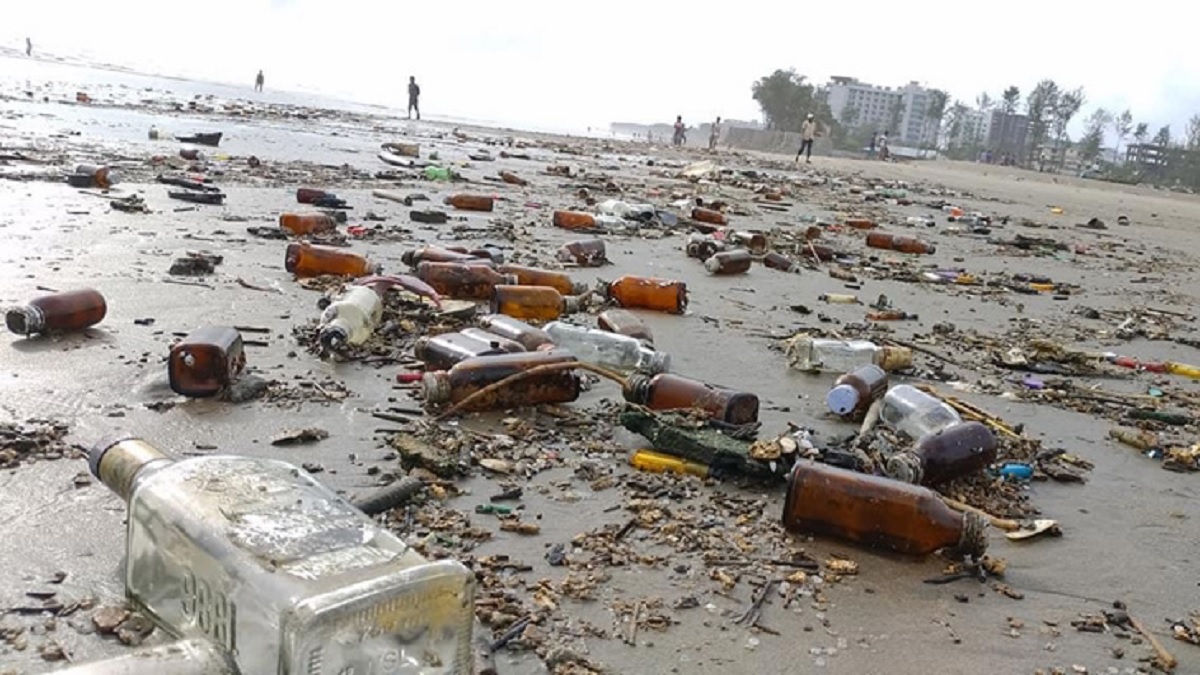 হঠাৎ বর্জ্যে সয়লাব কক্সবাজার সমুদ্র সৈকত
