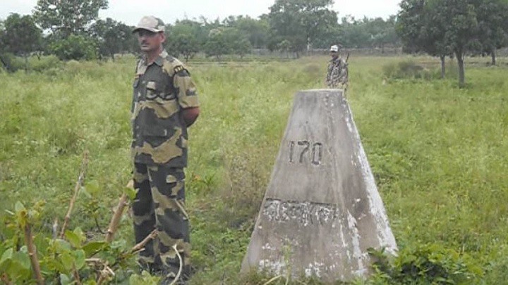 বাংলাদেশি ভুখণ্ডে আটক মাতাল বিএসএফ সদস্যকে ভারতের কাছে হস্তান্তর