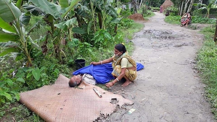 সড়কে পড়ে ছিলো বৃদ্ধের মরদেহ, সৎকার করলো প্রশাসন