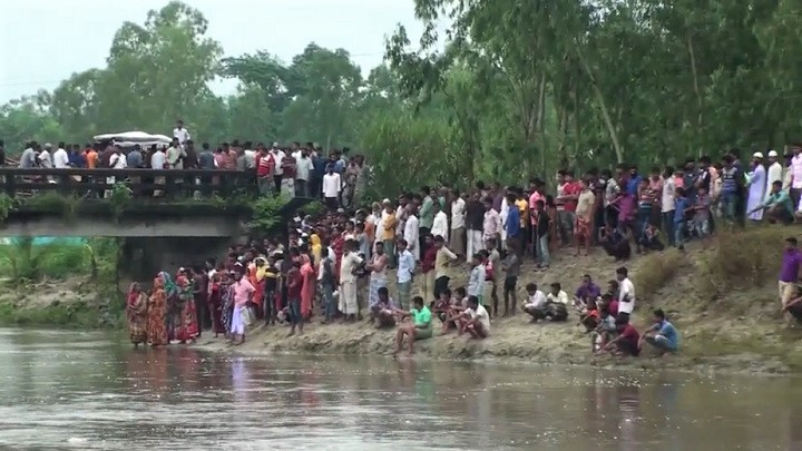 নীলফামারীতে রিক্সা উল্টে নদীতে, ২ শিশু নিখোঁজ