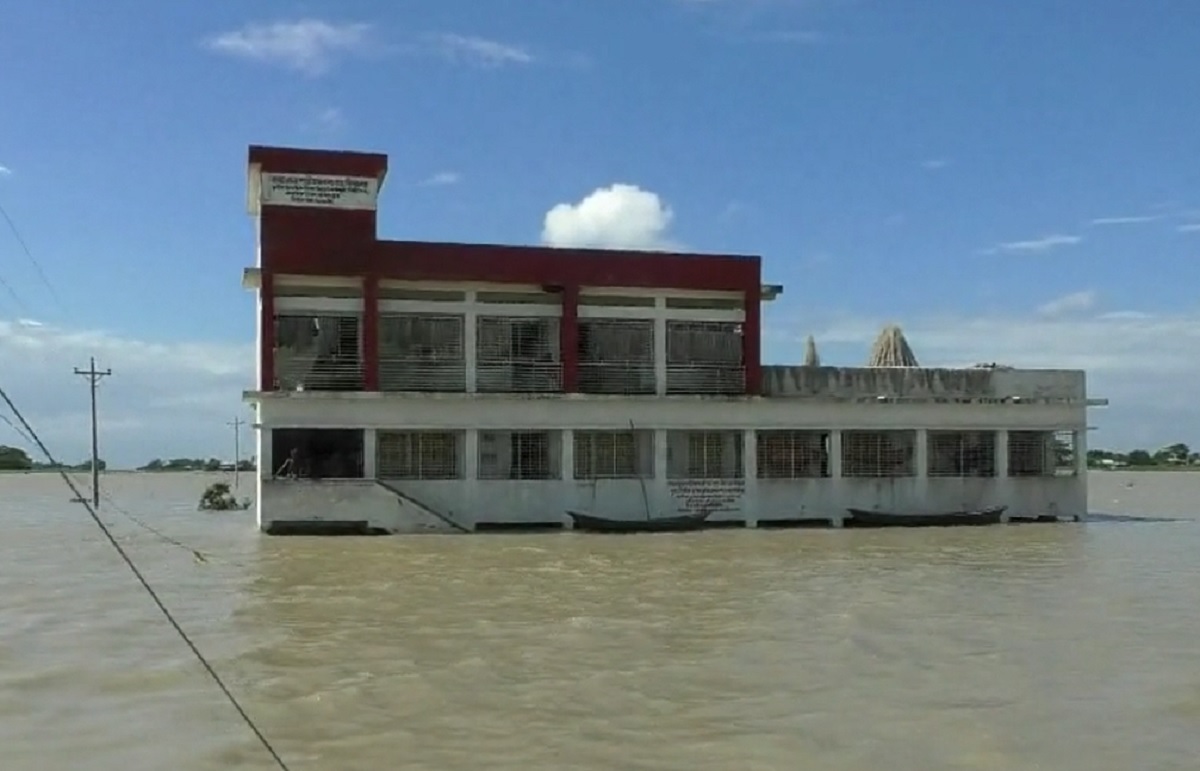 ফরিদপুরে বেড়িবাঁধ ভেঙে নতুন এলাকা প্লাবিত