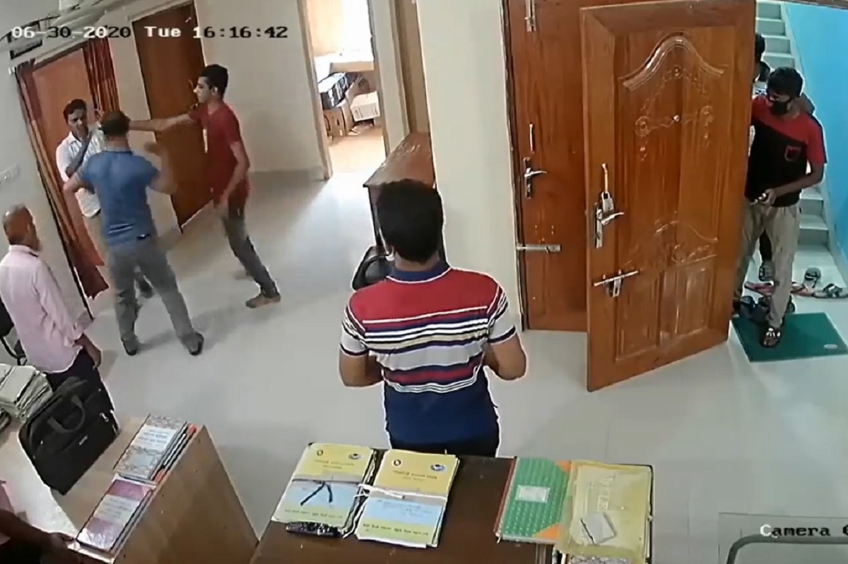 পরিবেশ অধিদফতরের কার্যালয়ে ঢুকে কর্মকর্তা-কর্মচারীদের মারধরের অভিযোগ পুলিশের বিরুদ্ধে