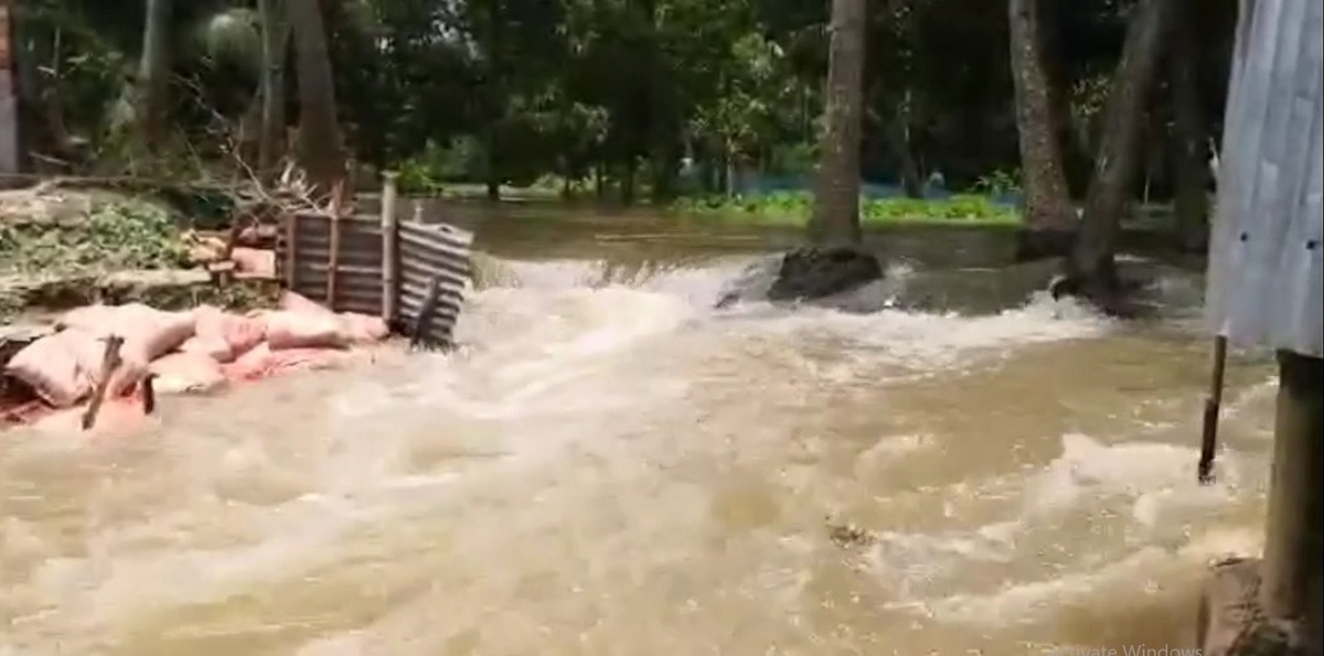 পানির চাপে ভেঙ্গে গেছে নাটোরের সিংড়া-তেমুখ নওগাঁ সড়ক