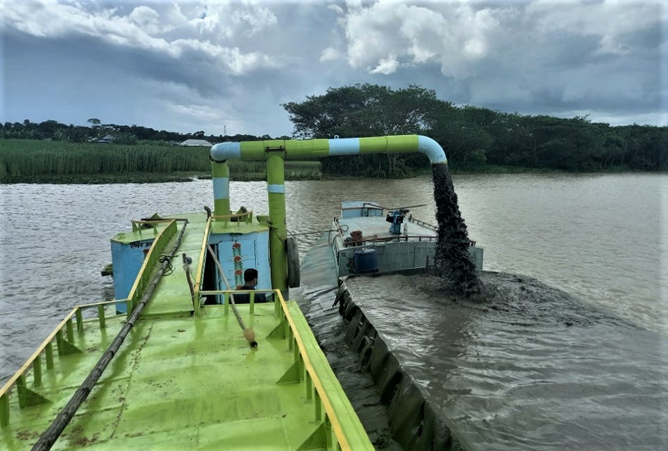 বাগেরহাটে নদী থেকে অবৈধভাবে বালু উত্তোলন, লাখ টাকা জরিমানা