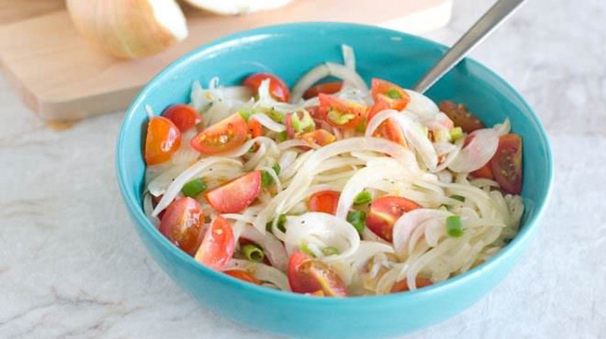 বাড়িতেই রেষ্টুরেন্টের স্বাদ: সহজেই বানিয়ে ফেলুন পেঁয়াজ সালাদ