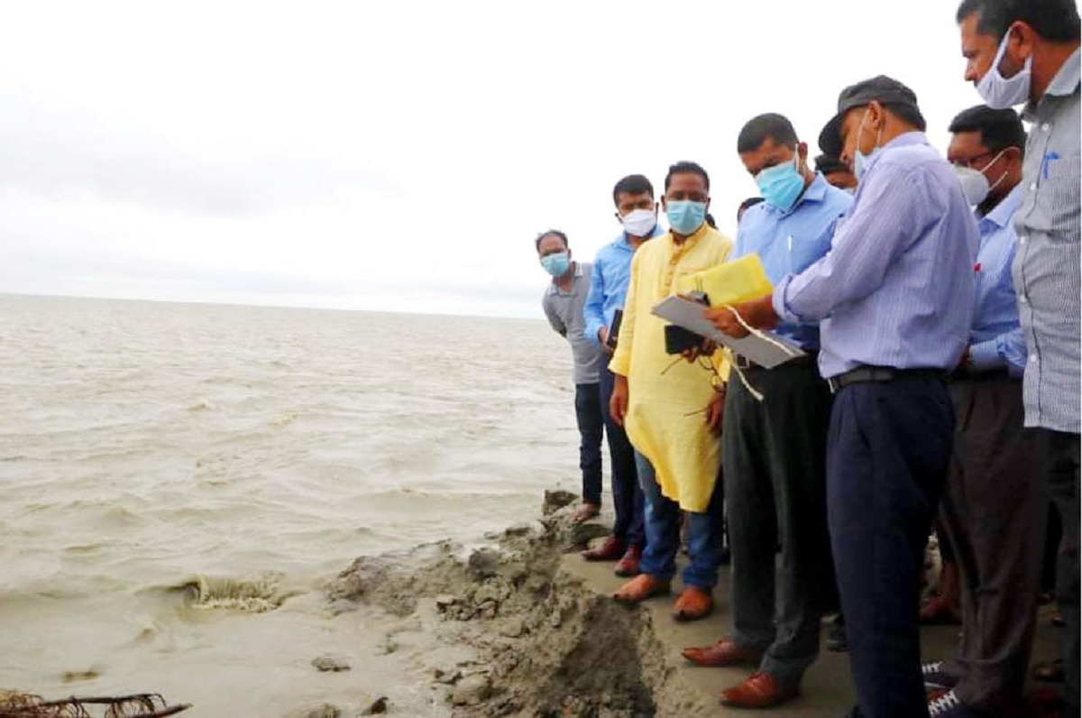 নোয়াখালীতে নদী ভাঙন এলাকা পরিদর্শনে ডিসি