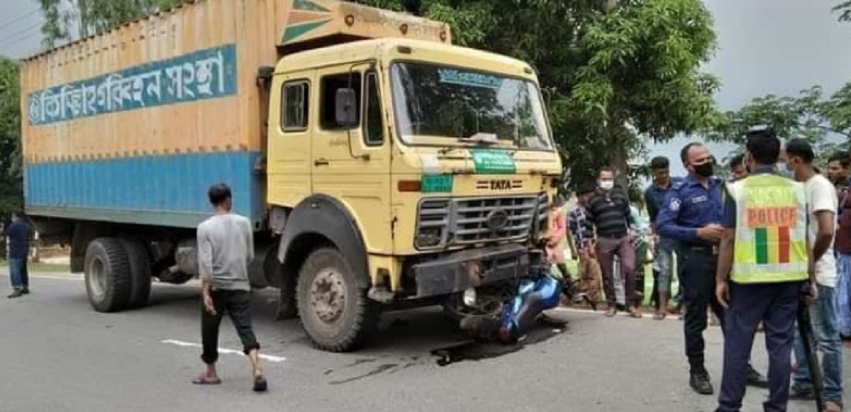 চকরিয়ায় কাভার্ডভ্যান চাপায় বিশ্ববিদ্যালয়ের ২ শিক্ষার্থীসহ নিহত ৩