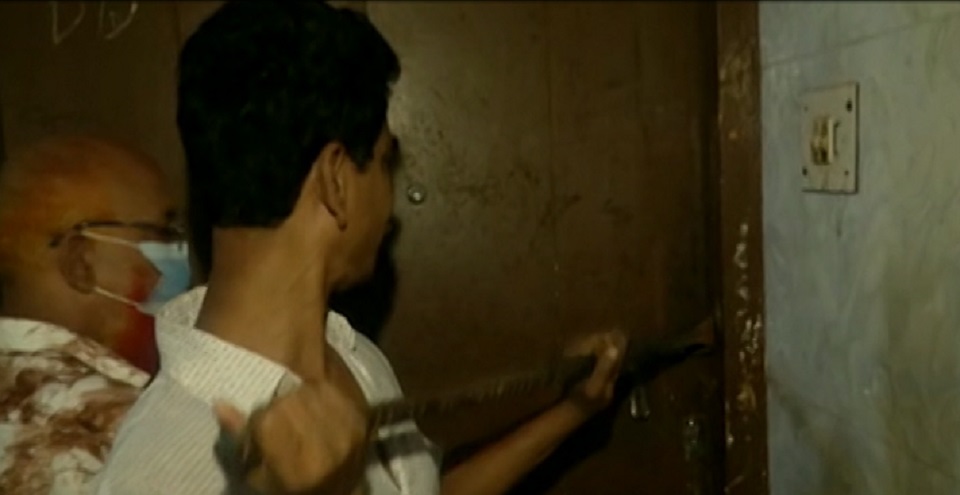 স্বামী ঝুলে ছিলেন ফ্যানে, স্ত্রীর লাশ মেঝেতে