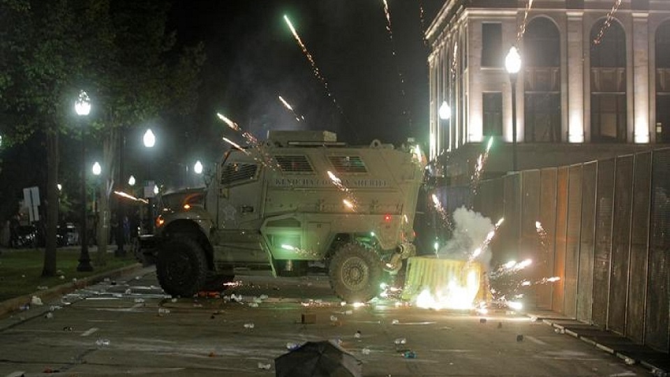 বর্ণবাদের বিরুদ্ধে আবারও ক্ষোভে উত্তাল হয়ে উঠেছে যুক্তরাষ্ট্র