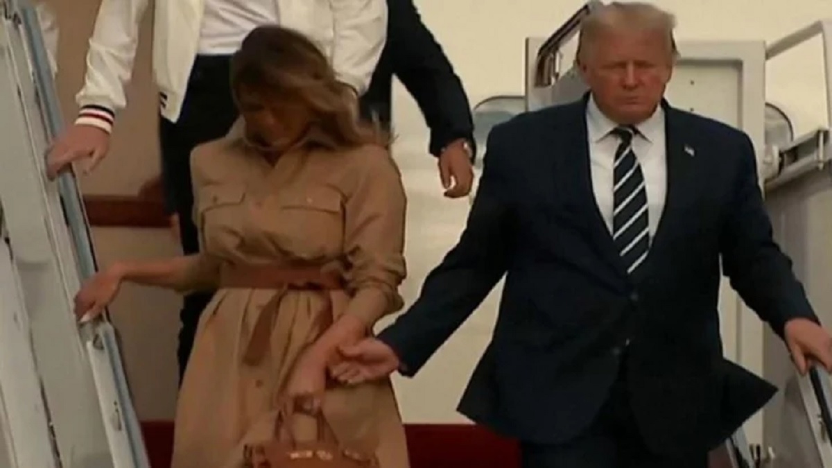 এবারও মেলানিয়ার হাত ধরতে গিয়ে প্রত্যাখ্যাত হলেন ট্রাম্প! (ভিডিও)