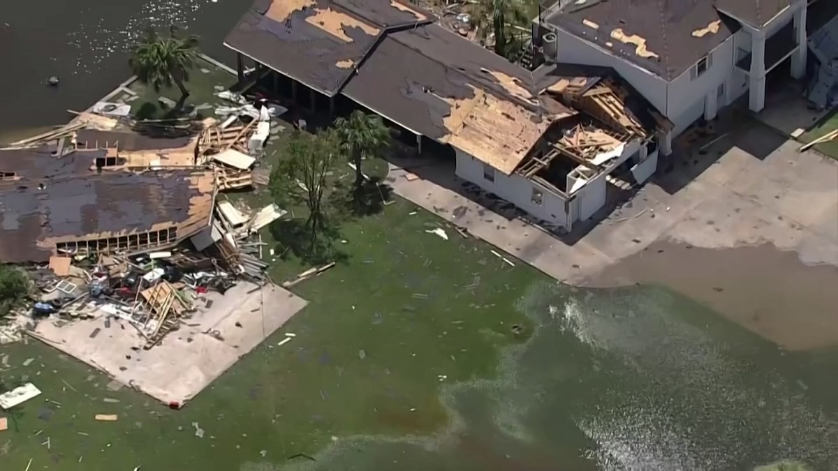 হারিকেন ‘লরা’য় লন্ডভন্ড যুক্তরাষ্ট্র