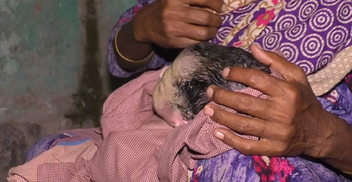 হাসপাতালে ঠাঁই না পাওয়ায় পরিত্যক্ত ঘরে সন্তান প্রসব হাসপাতালে ঠাঁই না পাওয়ায় পরিত্যক্ত ঘরে সন্তান প্রসব