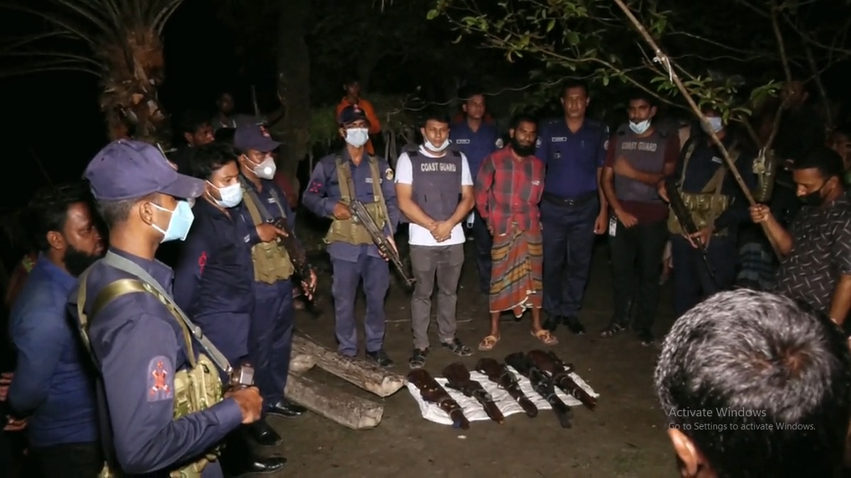 পাথরঘাটায় ৫টি অস্ত্রসহ ডাকাত আটক