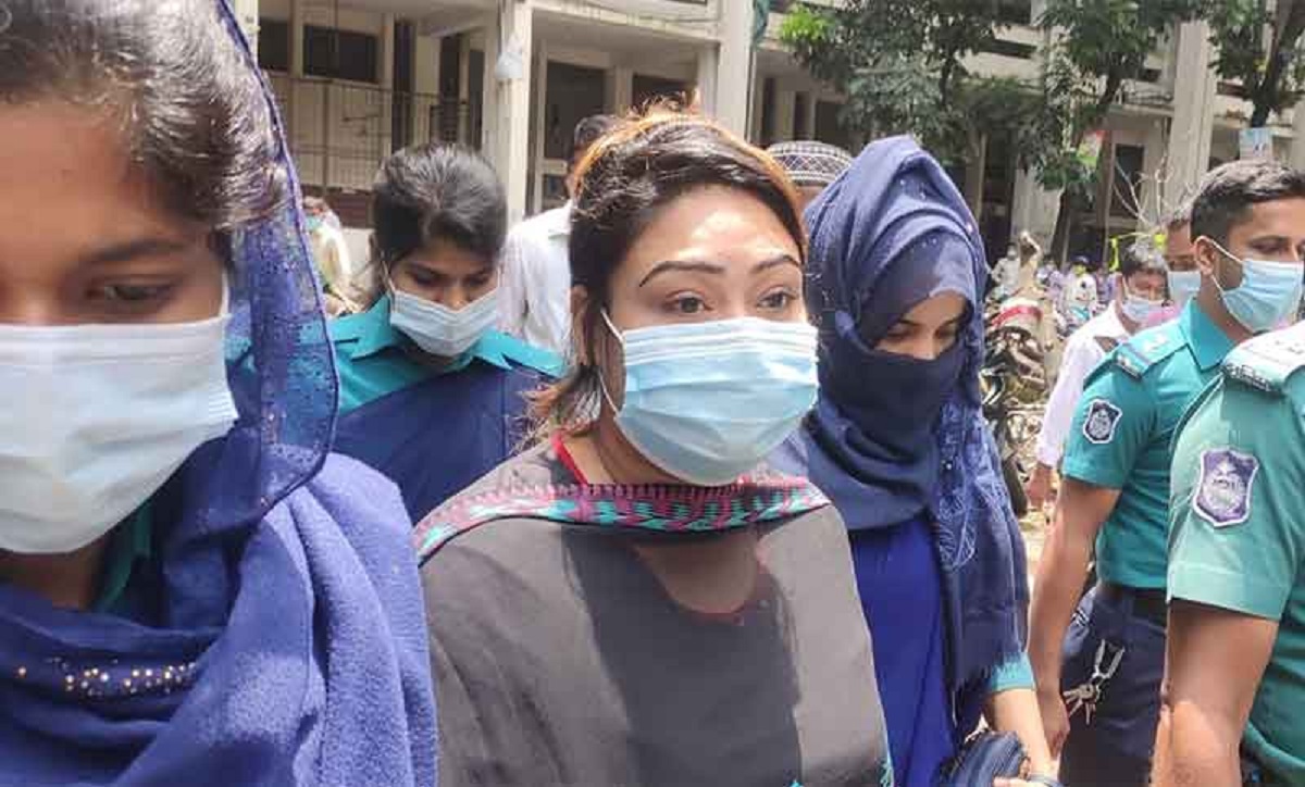 হাজতখানায় পাপিয়ার সাথে দুই যুবকের গোপন বৈঠক অস্ত্র মামলায় পাপিয়া দম্পতির বিচার শুরু