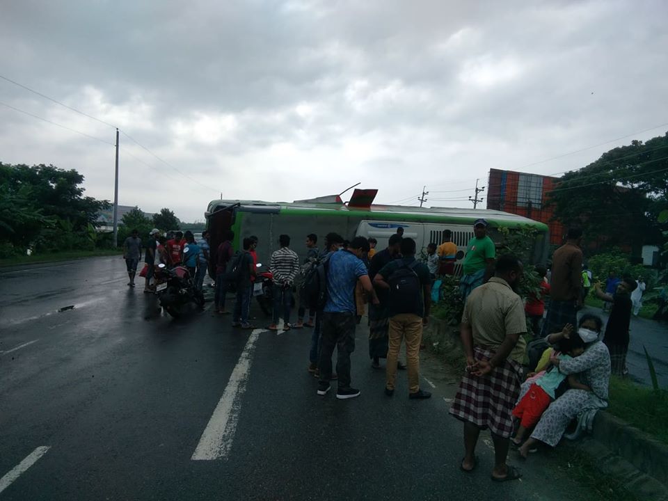 কুমিল্লায় বাস উল্টে পথচারীর মৃত্যু