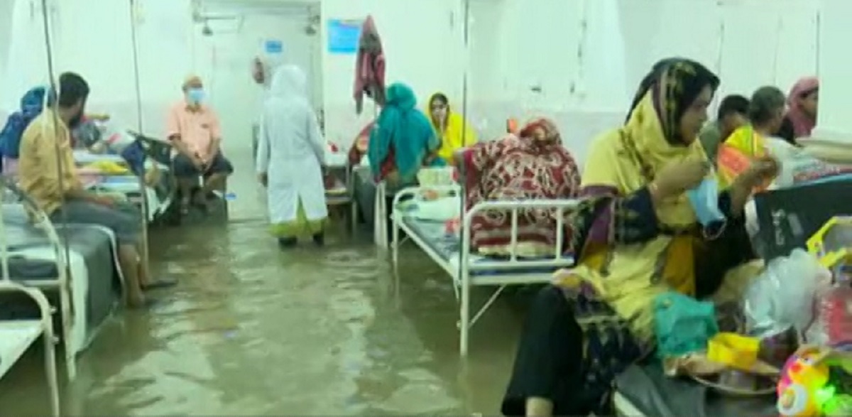 পানিতে থৈ থৈ হাসপাতাল! বিপাকে রোগী-স্বজনরা