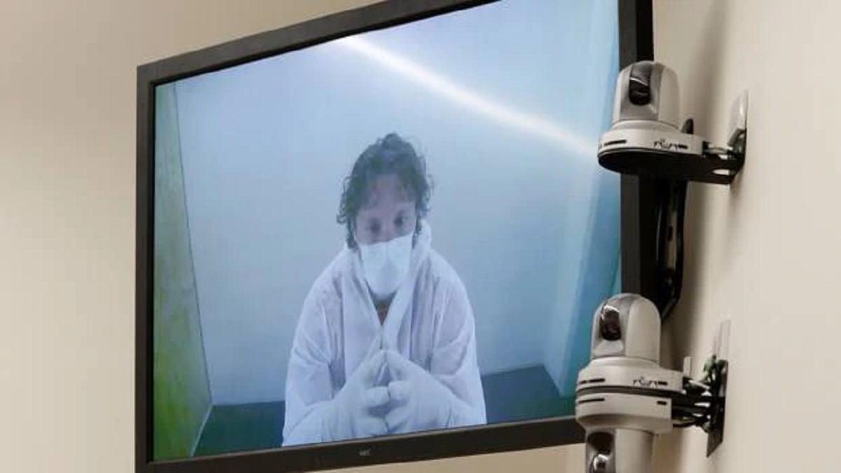 কোয়ারেন্টাইনে থাকা বন্ধুকে জড়িয়ে ধরায় ৬ সপ্তাহের জেল যুবকের কোয়ারেন্টাইনে থাকা বন্ধুকে জড়িয়ে ধরায় ৬ সপ্তাহের জেল যুবকের